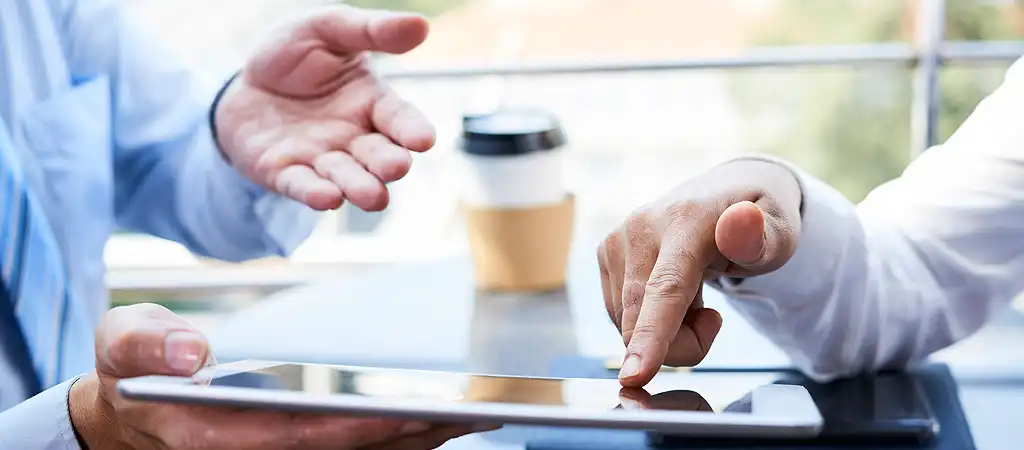 Grafikai tervezés a megrendelő igényei alapján, az egyedi igények egyeztetése tablet segítségével.