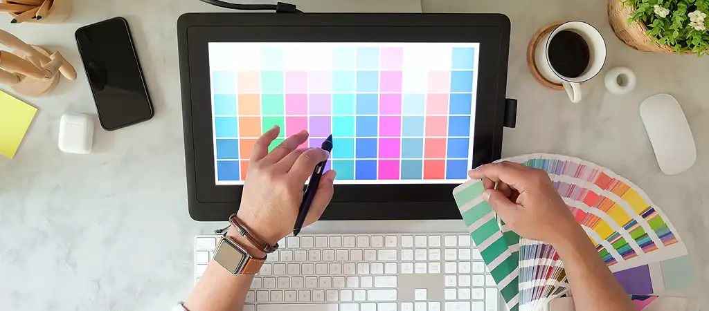 Grafikai tervezés modern technikai eszközök és szoftverek segítségével a grafika színeinek kiválasztása a színpalettáról.