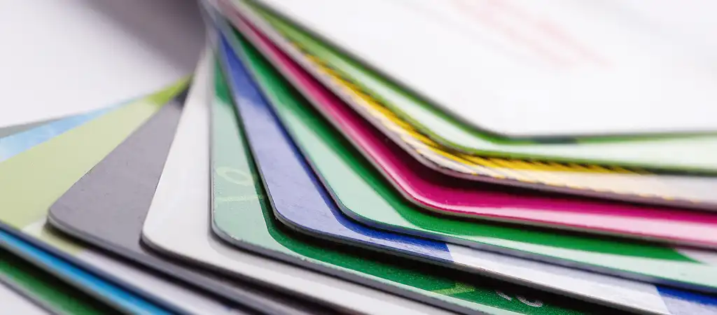 Színes, plastic NFC névjegykártyák közelről.