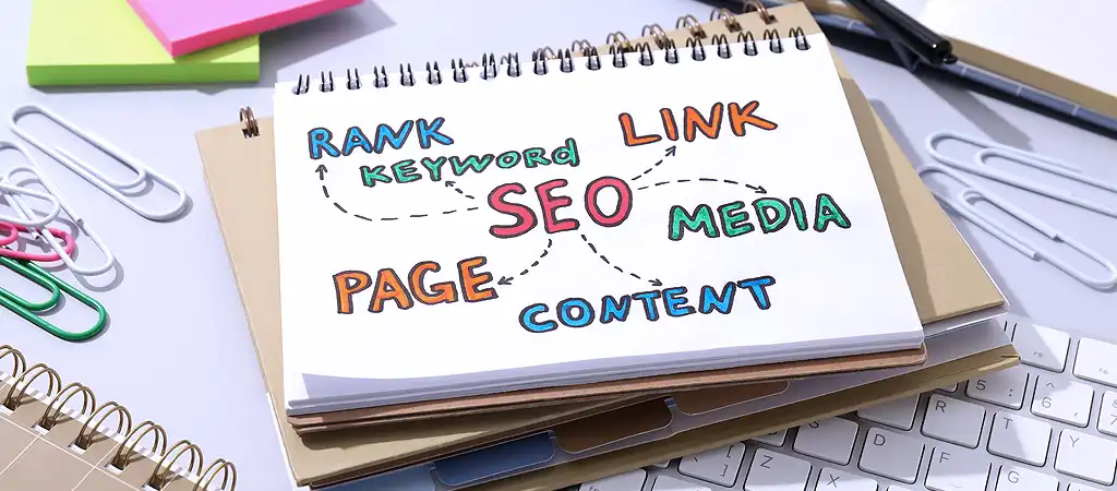 OnPage SEO keresőoptimalizálás fontos elemei papírra írva, mint a weboldal tartalom, kulcsszó, stb.