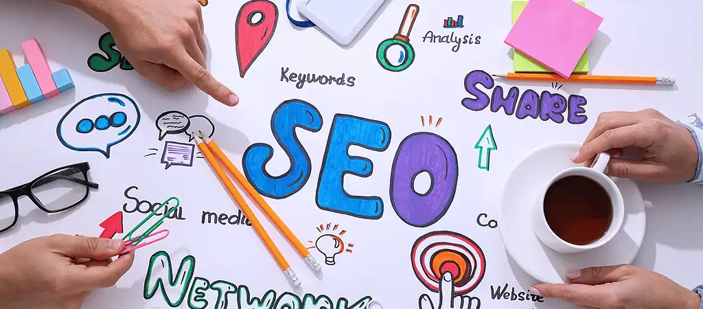 A SEO keresőoptimalizálás és az online marketing kapcsolatát ábrázoló kép.