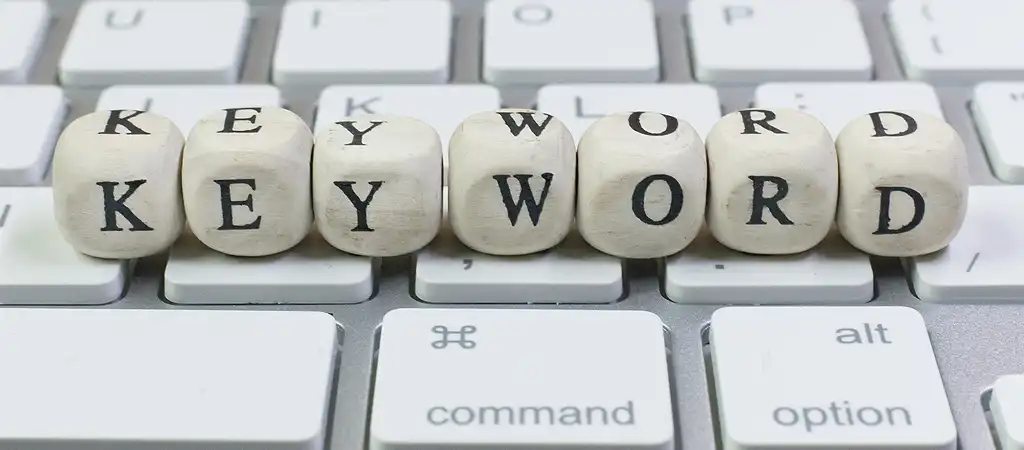 Kulcsszavak használata a SEO szövegírás során. Billentyűzeten látható a keyword felirat betűkockákból kirakva.