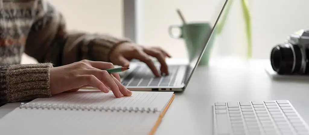 SEO szövegírás folyamata laptopon weboldalra.
