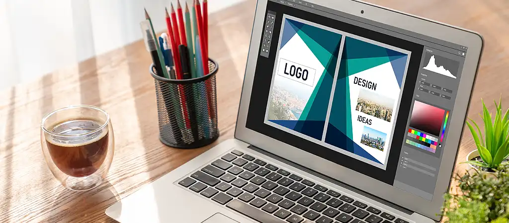 Social media poszt szerkesztése laptopon a megrendelő weboldalának színei és képei felhasználásával.