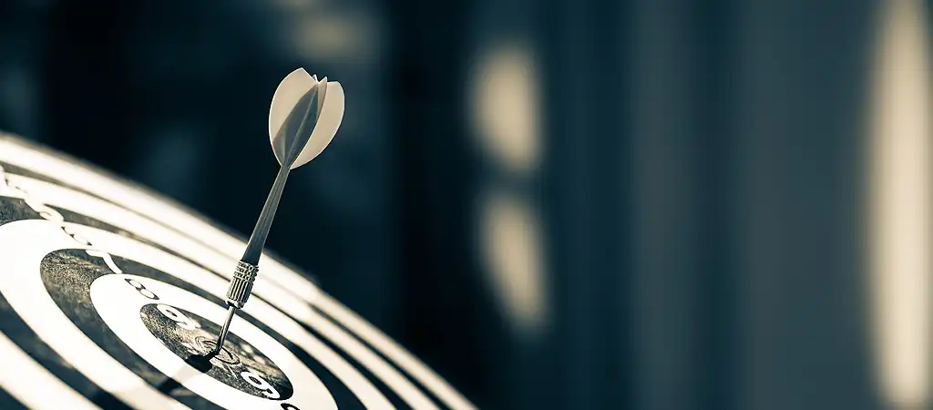 Az üzleti célok elérését jelképező darts tábla, ami az üzleti weboldal készítés fontosságát hangsúlyozza.