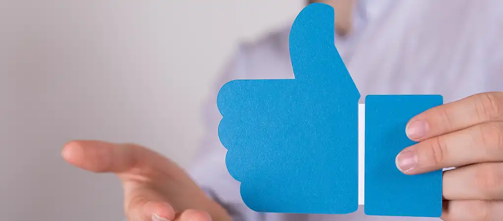 Az üzleti weboldal első benyomásának fontosságát hangsúlyozó kép egy Like jellel.