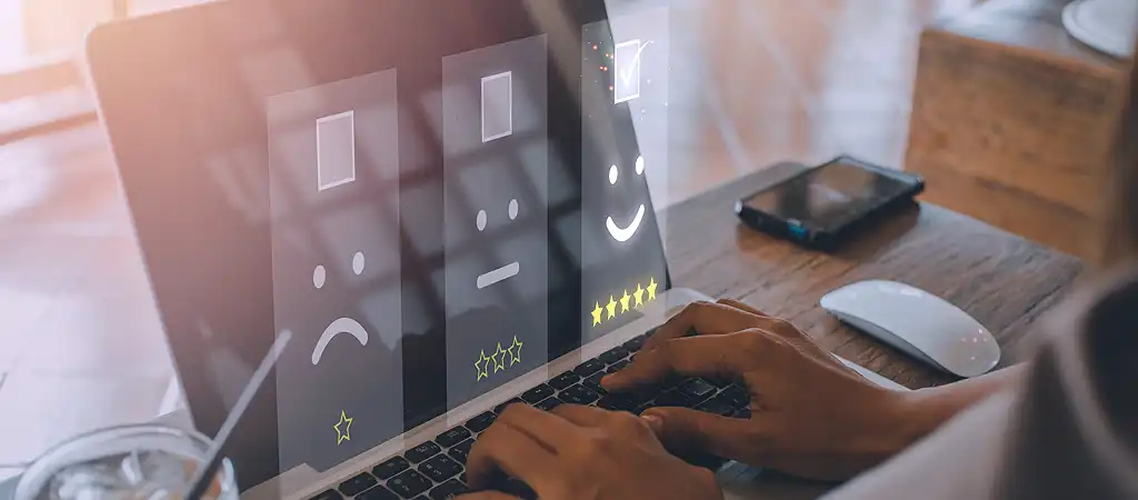 A keresőoptimalizált weboldal felhasználói élményének fontosságát hangsúlyozó kép. Öt csillagos értékelés és mosolygós smiley a felhasználó visszajelzése.