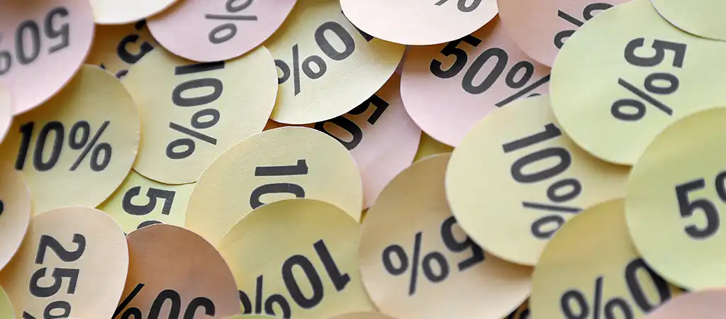 A weboldal készítés árainak különbségét ábrázoló kép, rajta különböző mértékű százalékokkal.