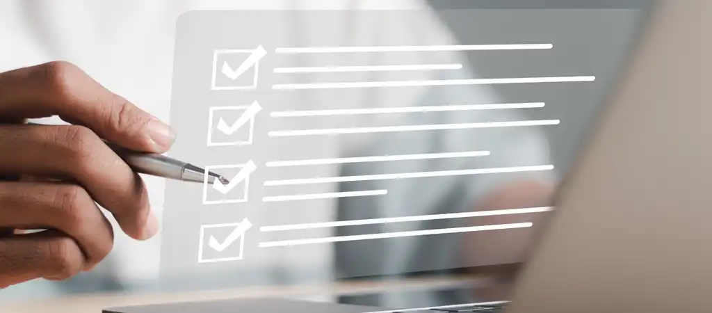 A profi weboldal készítő ismérveit illusztráló digitális checklist.