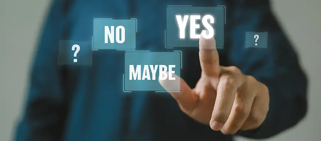 A megfelelő weboldal készítő szakember kiválasztását jelképező kép, különböző lehetőségek közül.