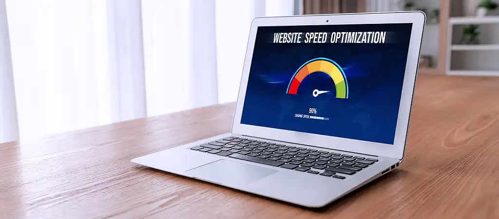 A weboldal technikai SEO optimalizálása, a képen a betöltési sebesség mérése látható laptopon.