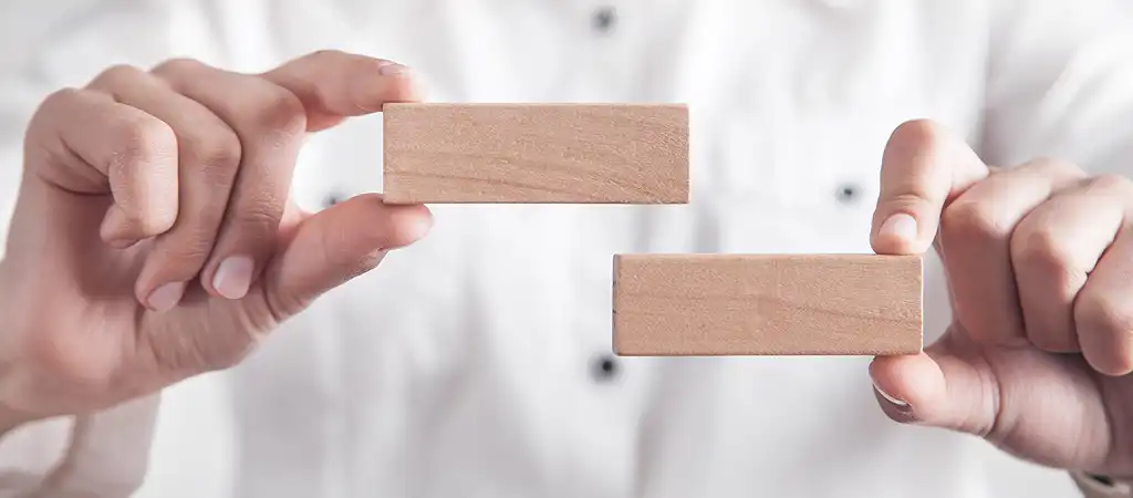 Kis és nagyvállalatok weboldala, és igényeik közötti különbségek illusztrálása.