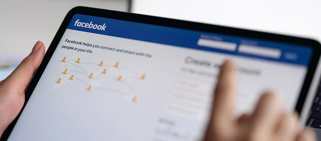 Facebook hirdetéskezelés beállításai és regisztrációs lehetőségei üzleti felhasználóknak.