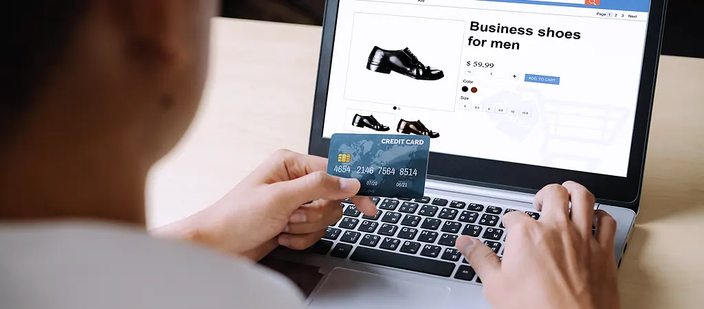 Facebook hirdetéskezelés segítségével elért vásárló online cipőt rendel.