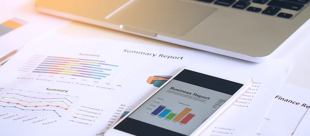 Google hirdetéskezelés kampányteljesítmény jelentéseket bemutató grafikonok és diagramok.