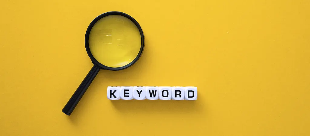 Kulcsszókutatás nagyítóval és betűkkel, amely a Google hirdetéskezelés egyik alapvető lépése.