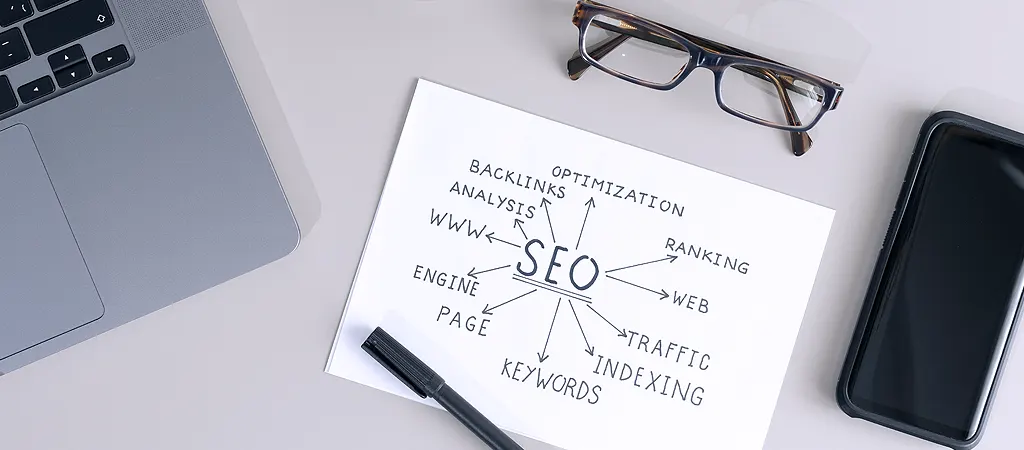 SEO stratégia lépései, amely kiegészíti a Google hirdetéskezelést.