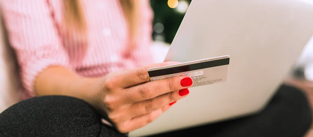 Online vásárlás bankkártyával, a célzott Google hirdetéskezelés eredményeként.