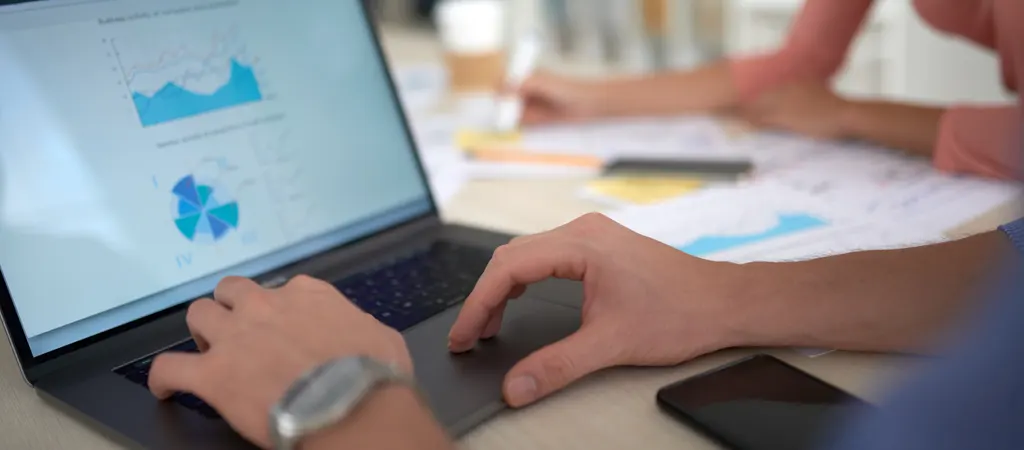 Linképítés és backlinkek elemzése grafikonok alapján laptopon dolgozva.
