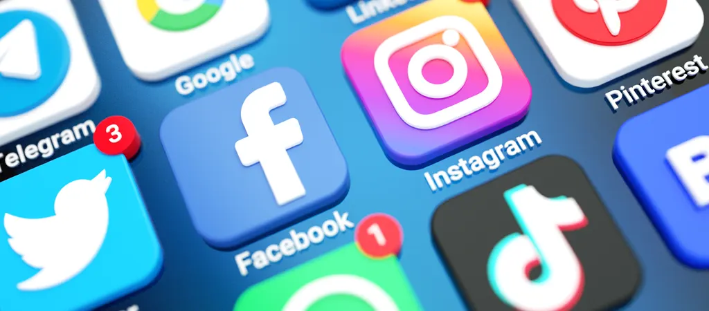 Linképítés közösségi média platformokon keresztül, a képen a népszerű social media platformok ikonja, mint facebook, instagram, tiktok, pinterest, twitter.