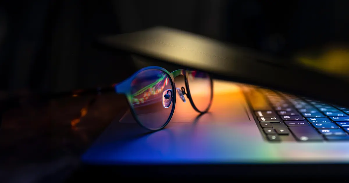 Havidíjas linképítés útmutató, szemüveg és laptop színes fényekkel, a koncentrált szakmai tudás jelképeként.