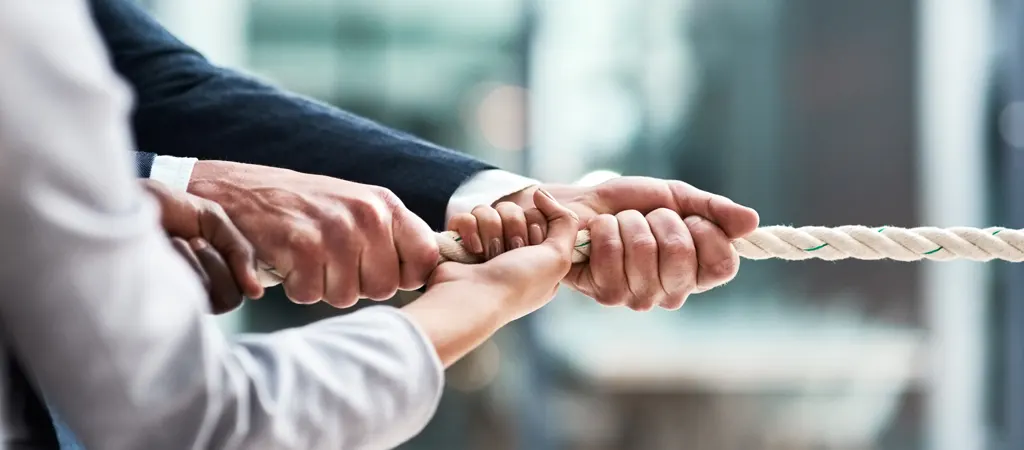 Havidíjas linképítés vélemények, többen húznak egy kötelet közösen, erős együttműködés és bizalom jelképe a SEO szolgáltatásban.