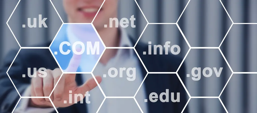 Női ügyfél a domain végződések közt navigál, a tudatos domain névválasztás fontosságát hangsúlyozva.