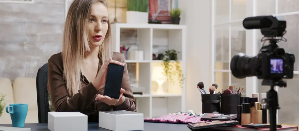 Kreatív linképítés influencer interjúval, nő videót készít egy termékről, tartalommarketing eszközként.