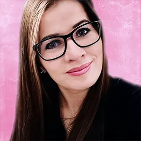 Tóth Varga Sarolta a SariBeauty.hu műkörmös weboldal alapítója és tulajdonosa