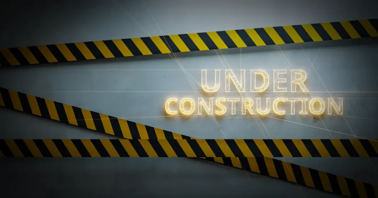 Weboldal karbantartás folyamatban, biztonsági figyelmeztetés sárga-fekete szalaggal és világító ‘Under Construction’ felirattal