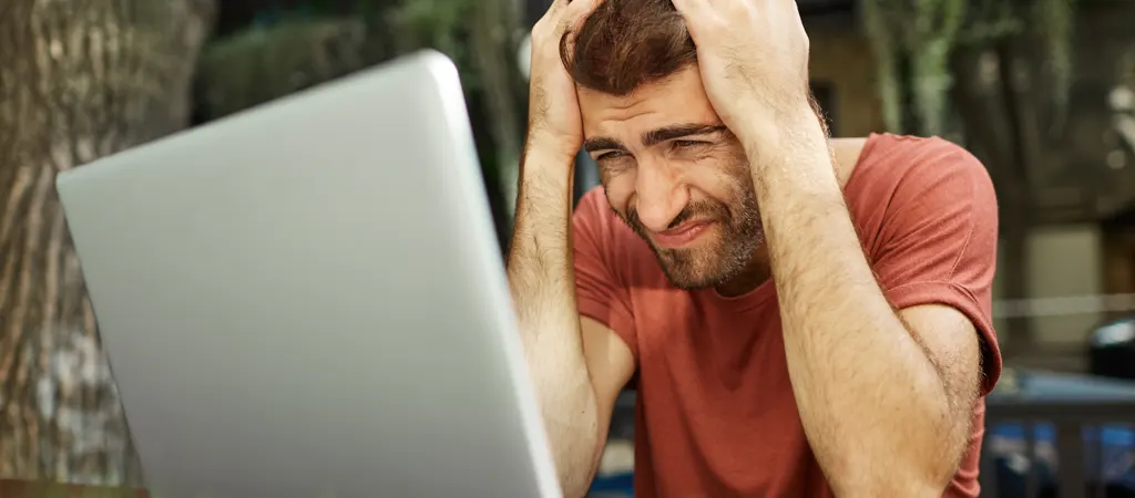 Weboldal karbantartás elhanyagolása miatt kétségbeesett férfi, akinek nem működik a weboldala.