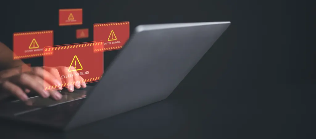 Hibákat szimbolizáló kép egy weboldal karbantartás nélküli honlapon laptopról megnyitva.